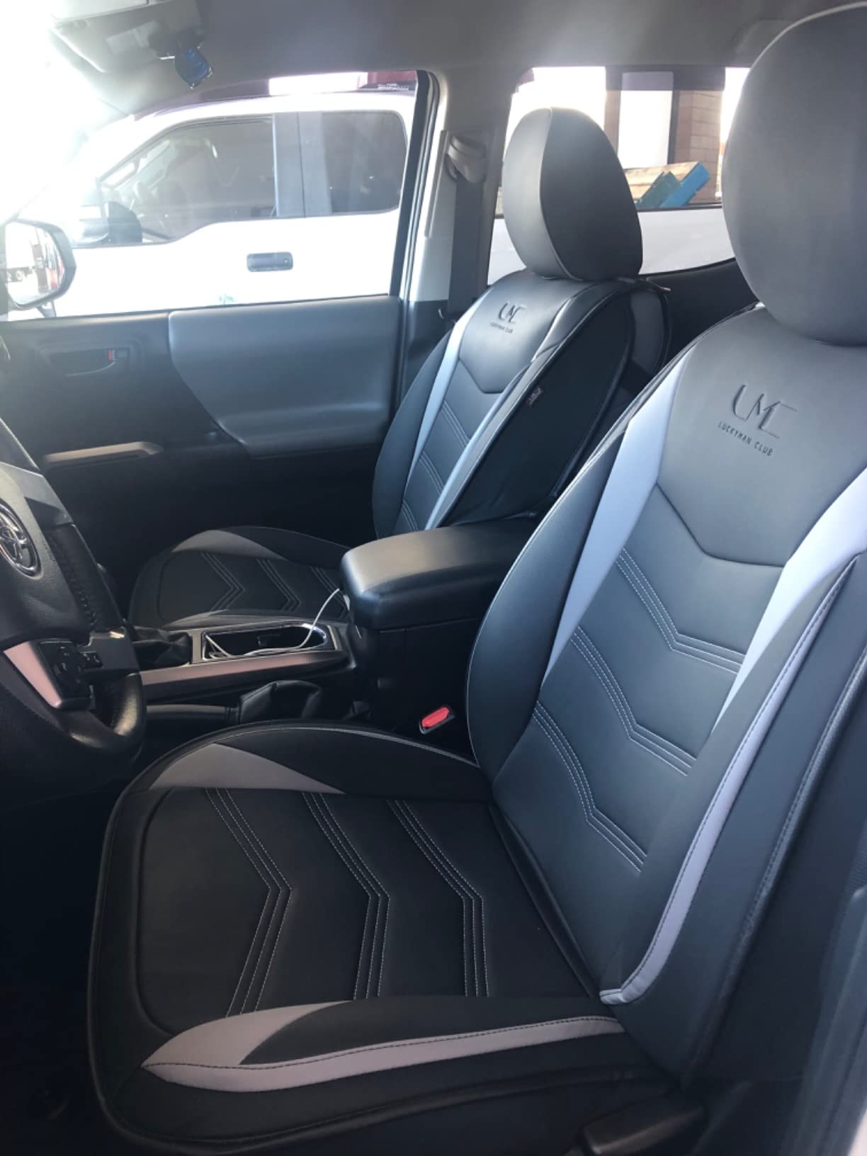 LUCKYMAN KLUBO 2005-2023 Tacoma Seat Covers Plena Aro Akvorezista ledo por Tacoma Double/Crew Cab SR SR5 TRD Sport TRD Off-Road PreRunner Trims, kun Akvorezista Faux-ledo Tute envolvanta, kvar sezonoj ĝeneralaj, eluziĝo-rezista kaj gratvundeta 